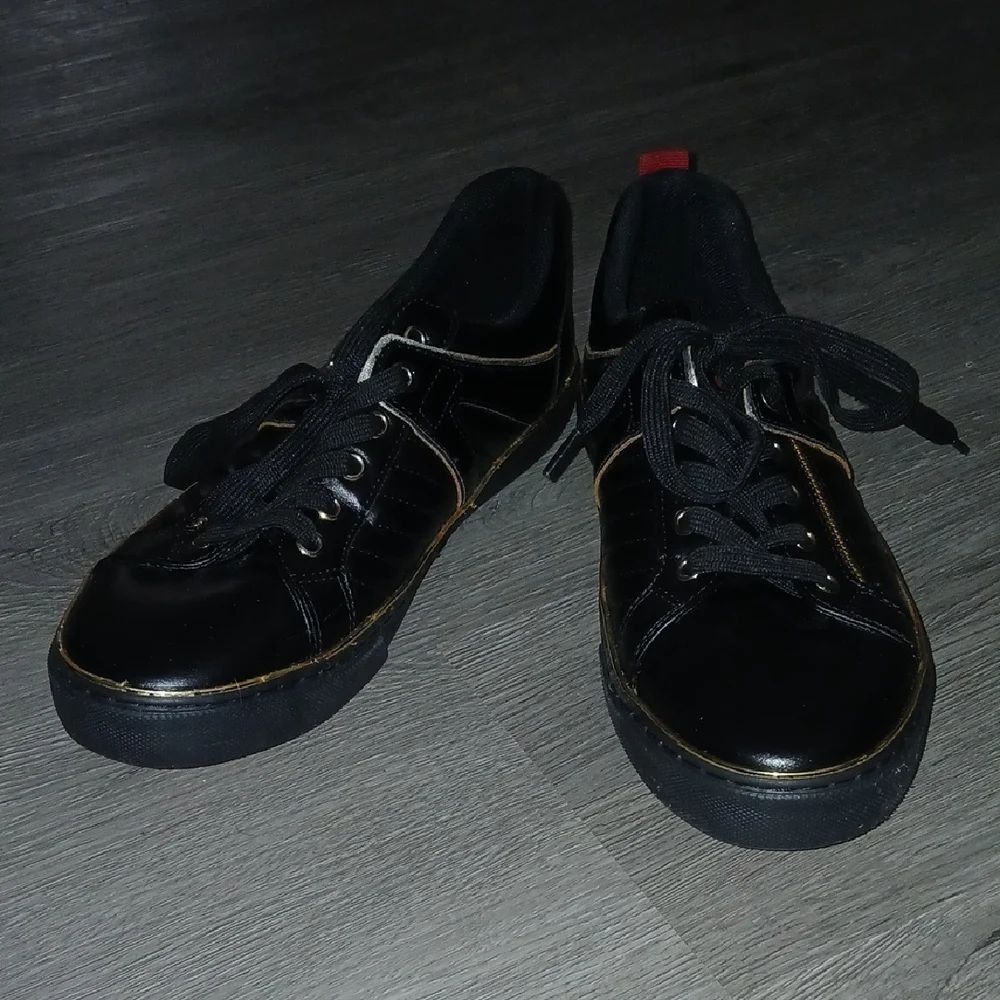 Guess Mito Black Low Cut Sneakers W/ Gold Metallic Trim Side Zipper Sz 9 EUC